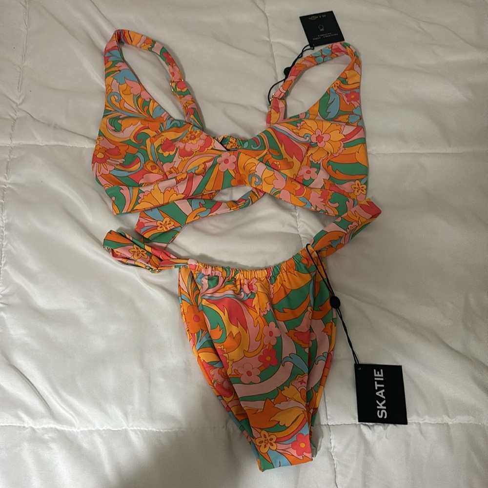 NWT Skatie bikini set (NADI print)